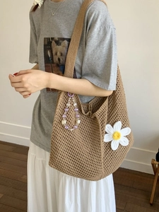 Braune Häkeltasche mit weißen Gänseblümchen und Perlenanhängern für Damen