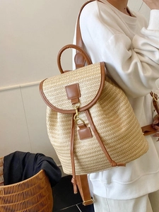 Zaino estivo in paglia intrecciata con finiture in pelle marrone e chiusura a cordoncino