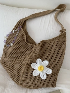 Gehäkelte Tragetasche in Khaki mit weißen Gänseblümchen-Stickereien und Perlenanhänger