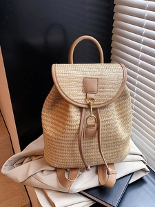 Zaino in paglia intrecciata con finiture in ecopelle per i viaggi estivi e il tempo libero