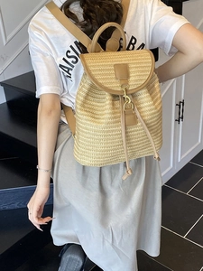 Zaino da donna in paglia intrecciata con finiture in pelle marrone per viaggi estivi
