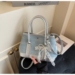 Detailaufnahme der Denim-Beuteltasche mit Kristallen und silbernem Metall-Lederbesatz