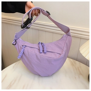 Dettaglio borsa a mezzaluna in nylon viola con fibbia regolabile e tasca zip frontale