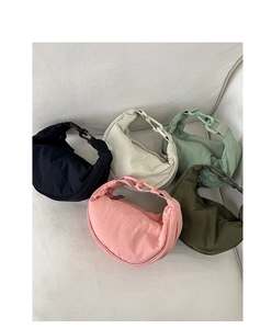 Vue détaillée de sacs demi-lune en nylon coloré avec bandoulières à chaînes décoratives