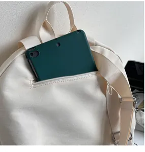 Detail der Diebstahlsichere Reißverschlusstasche am cremefarbenen Canvas-Rucksack