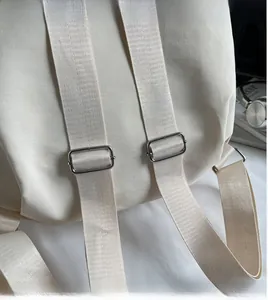 Detailsicht des verstellbaren gewebten Trägers und der Schnalle am beigen Rucksack