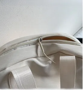 Nahaufnahme des glatten Metallreißverschlusses und des stabilen Tragegriffs der Tasche