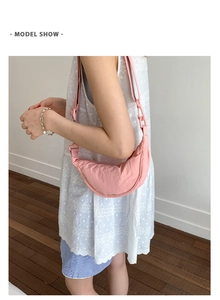 Gros plan du sac croissant en nylon rose doté d'une chaîne décorative en plastique stylée