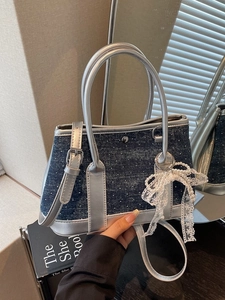 Schicke Polka-Dot-Jeans-Beuteltasche mit silbernem Lederbesatz und Perlen-Schleife