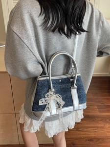 Schicke silberne und blaue Denim-Eimertasche mit Spitzenschleife und Perlenanhänger