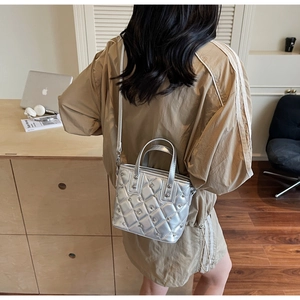Rückansicht einer silbernen Stepptasche mit Strasssteinen und silbernen Nieten-Details