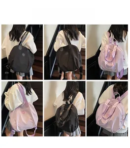 Mehrwinkel-Ansicht des leichten Nylon-Rucksacks in Schwarz und Lavendel mit Tragegriff