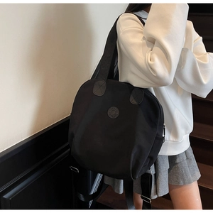 Nahaufnahme der minimalistischen schwarzen Nylon-Tragetasche für den täglichen Pendelverkehr