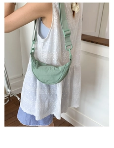 Détail du sac croissant en nylon vert menthe avec bandoulière réglable et fermeture