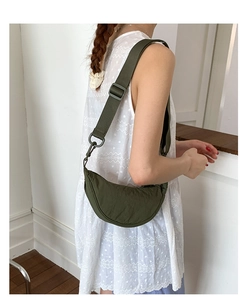Mannequin portant un sac demi-lune en nylon vert armée avec bandoulière large réglable