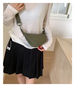Détail du sac demi-lune en nylon vert olive avec ferrures noir mat et bandoulière large