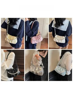 Collage con sei varianti di colore della borsa a nuvola pieghettata con catena di perle