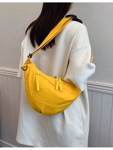 Borsa a tracolla in nylon giallo a mezzaluna con ampia tracolla regolabile e zip doppie