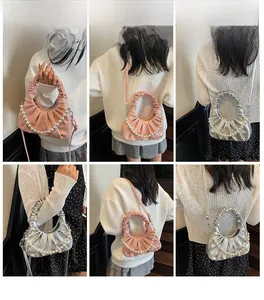 Collage con borse a nuvola increspate rosa e argento con catena di perle e tracolla