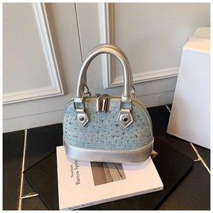 Détails de l'aspect denim orné de strass et cuir argenté sur ce mini sac à main