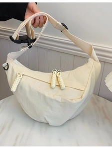Borsa a tracolla a mezzaluna beige in nylon con tracolla larga e tre cerniere