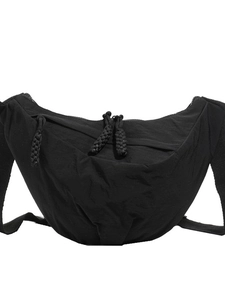 Grande borsa a tracolla a mezzaluna in nylon nero con tracolla larga e dettagli coulisse