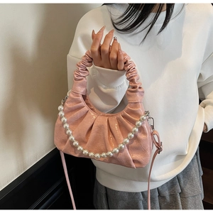 Borsa nuvola rosa a pieghe con finitura lucida e dettaglio manico in catena di perle