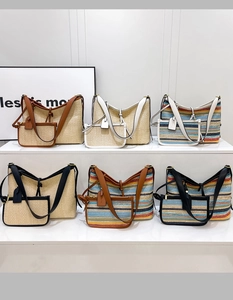 Détail de sacs cabas en paille tissée avec rayures colorées et mini porte-monnaie