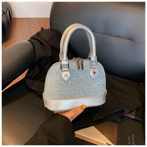 Vue détaillée du sac dôme en denim orné de strass avec des détails en métal argenté