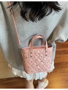 Rosa gesteppte Eimertasche mit Strassbesatz, Nieten und abnehmbarem Schultergurt