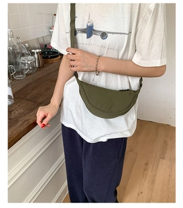 Détail du sac banane croissant en nylon vert militaire avec large bandoulière réglable
