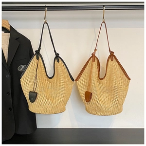 Comparaison détaillée des sacs fourre-tout en paille tressée beige avec finitions en cuir