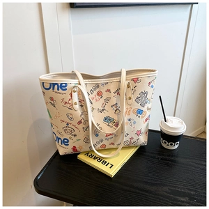 Détail du sac fourre-tout en toile avec graffitis colorés et lettrage porte-bonheur