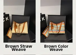 Détail de cabas en paille tissée marron et rayures arc-en-ciel avec mini pochette