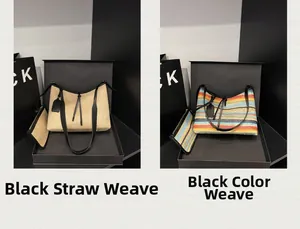 Détail de sacs cabas en paille tressée avec bordure en cuir beige et rayures arc-en-ciel