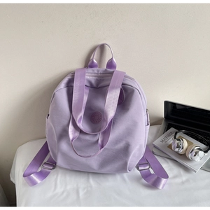 Detailansicht des fliederfarbenen Nylon-Rucksacks mit JUMAITU-Logo für Schule und Arbeit