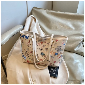 Détail du sac cabas avec imprimés graffiti colorés et anses de transport solides