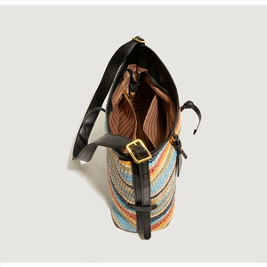 Vue détaillée de l'intérieur du sac tissé avec doublure rayée et finitions cuir