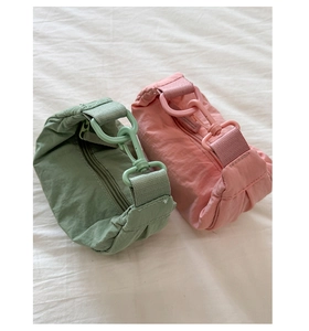 Gros plan sur les sacs en nylon vert et rose avec des détails de fermeture éclair
