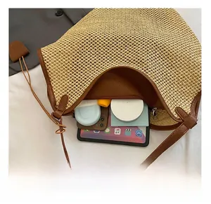 Vue de dessus du grand sac en paille tressée révélant sa capacité de rangement interne