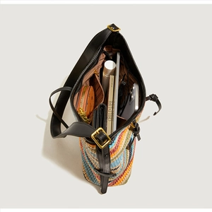 Détail intérieur du sac cabas tissé coloré montrant un grand espace de rangement