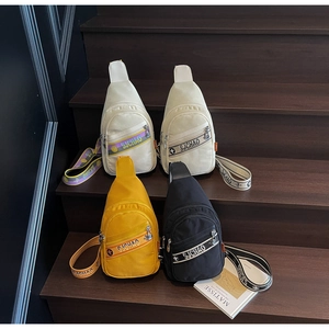 Détail des sacs de poitrine décontractés en quatre couleurs avec lettrage SJCHAO