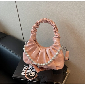Dettaglio della borsa nuvola rosa arricciata in ecopelle lucida con elegante catena di perle