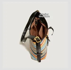 Structure interne du sac tissé rayé avec poche zippée et plusieurs compartiments