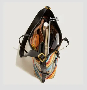 Vue intérieure du grand sac cabas tissé à rayures avec des objets du quotidien