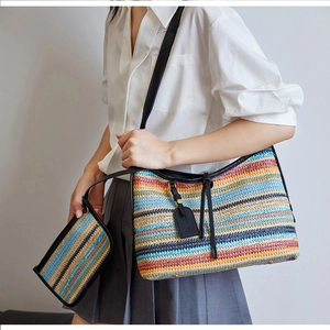 Détail du sac cabas tissé à rayures colorées et pochette avec bandoulière en cuir noir