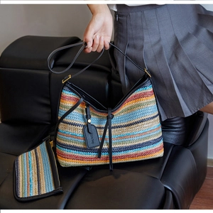 Détail du sac fourre-tout tissé à rayures colorées avec bandoulière et mini porte-monnaie