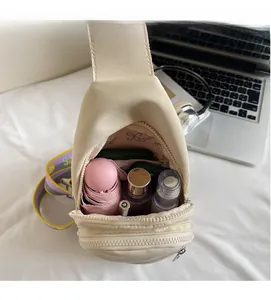 Vue intérieure de la sacoche montrant la capacité pour parapluie, téléphone et maquillage