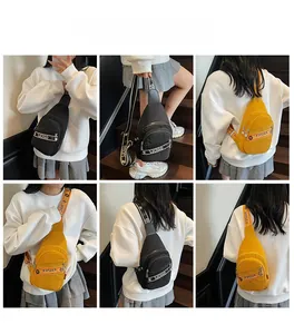 Modèle portant des sacs bandoulière en nylon contrasté noir et jaune dans l'escalier
