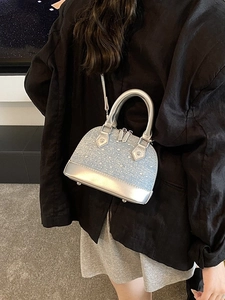 Sac coquille en tweed bleu avec perles et poignée argentée en bandoulière